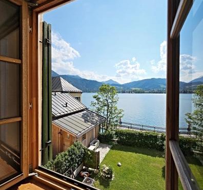 Villa Tegernsee - Exclusive Lakefront Villa with private Zirben Sauna, 4 Rooms for Family & Friends