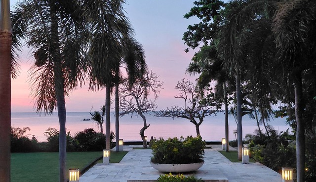 VILLA TERANG BULAN: True Blue Tropical Luxury 4BR Beachfront Villa w/Staff