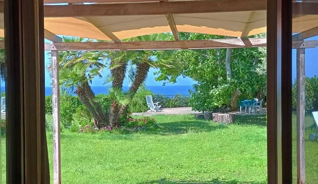Villa Teresa by the sea, relaxation, lovely view, wild nature.