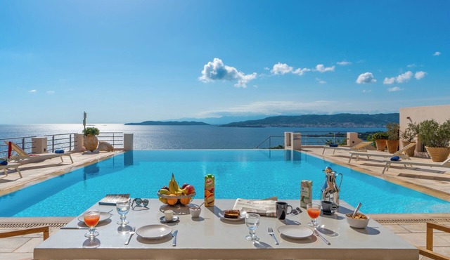 Villa Thalia ✧ Floating Heaven
