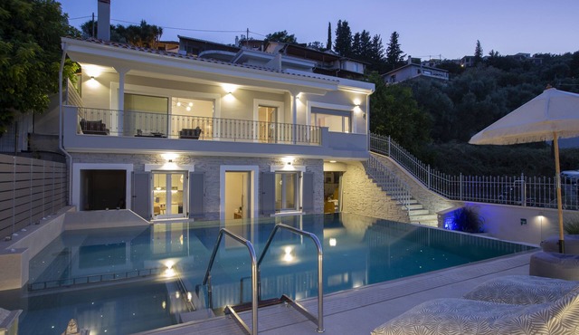 Villa Theretro, overlooking the Ionian Pelagus and Lefkas city