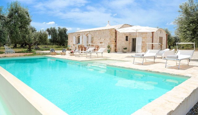 Villa 'Trullo Delori with Infinity Pool' with Private Pool, Wi-Fi and Air Conditioning