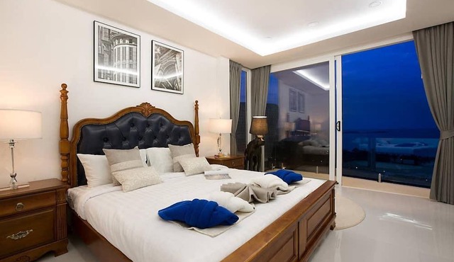 Villa Tulip - 3 bedrooms with sea views and private pool