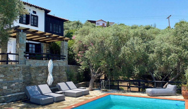 Villa Valia: Traditional Luxurious Residence