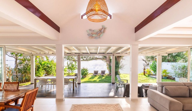 Villa Vanaki - Beachfront Villa 4BR w/AC