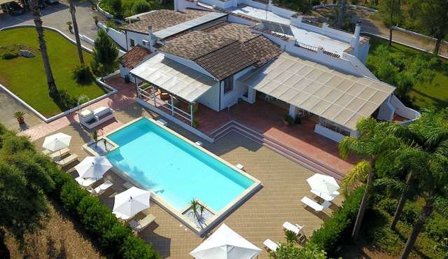 Villa Vetti, beautiful villa surrounded by greenery with swimming pool, a few km from the sea