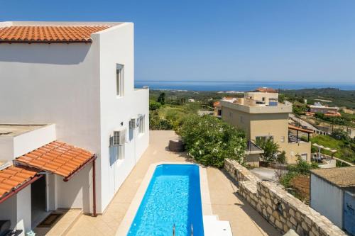 Villa Views with Private Pool & Sea Horizon