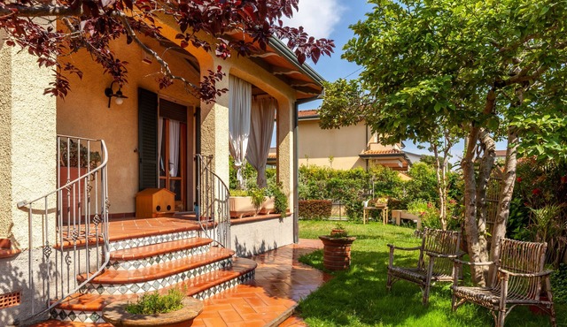 Villa "Viletta Cinquale" with Private Terrace, Private Garden & Wi-Fi