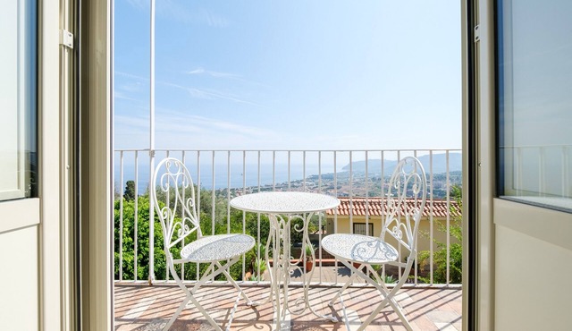 Villa 'Villamonte Colonna' with Sea View, Wi-Fi and Air Conditioning