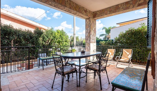 Villa 'Villino Giovanna' with Private Terrace, Wi-Fi and Air Conditioning