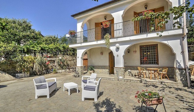 Villa Vinile: A welcoming two-story villa surrounded by the greenery, with Free WI-FI.