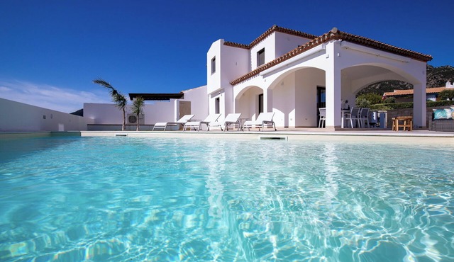 Villa Viola - Gorgeous villa in Sardinia with pool near the beach