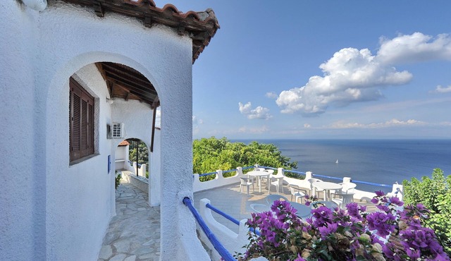 Villa VIOLA. Panoramic pool. Access to the sea. Privileged view of the Egean.