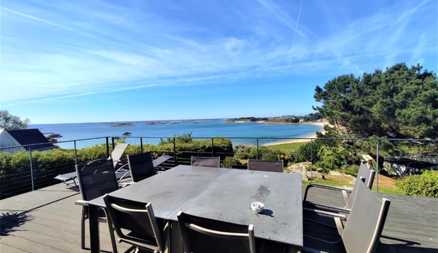 Villa vue mer avec terrasse de 50m2 donnant sur la plage de Goas Treiz à TREBEURDEN Ref-674