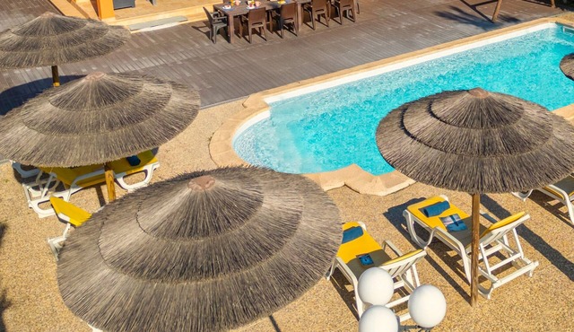 Villa w/heatable pool, BBQ & games room