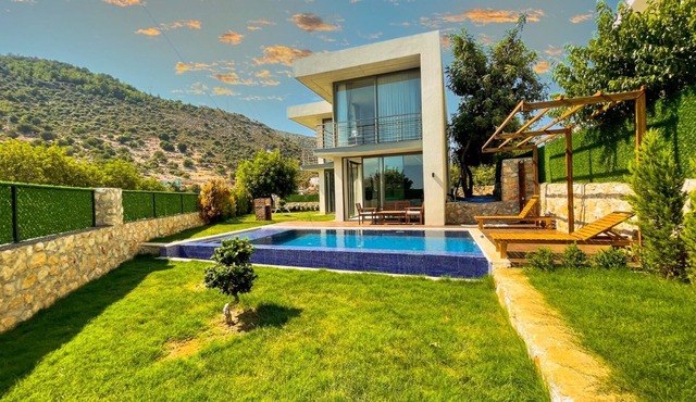 Villa w Pool, Jacuzzi 5 min to Seashore in Antalya