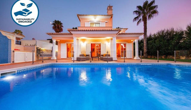 Villa w/private pool & BBQ in Varandas do Lago