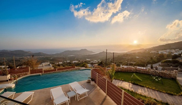 Villa w/Private Pool, Jacuzzi, BBQ & Children Area