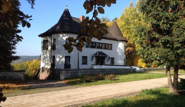 Villa Warzenburg, apartment 1 with panoramic mountain view and terrace. Vacation with a dog.
