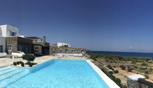 Villa-waterfront, infinity pool-splendid views-luxurious amenities