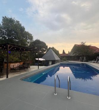 Villa Willeska en lomas de Cocoyoc, con alberca, jacuzzi y enormes areas verdes