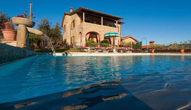 Villa with pool and air conditioning