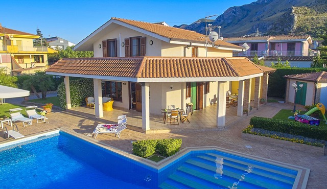 Villa with pool, 5 rooms with private bath, between Palermo and Cefalù