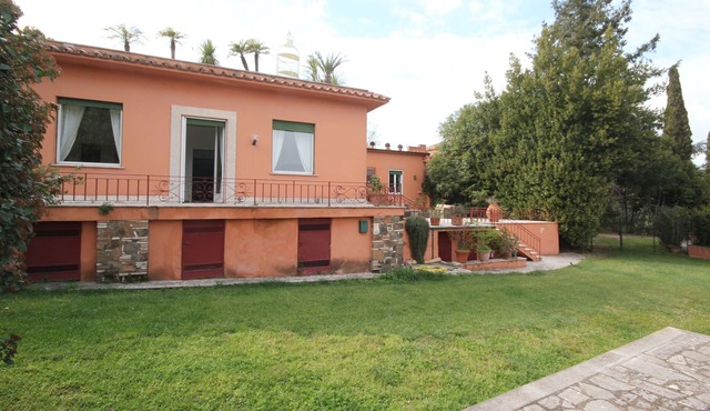 Villa with 2 double bedrooms, sleeps 4, in an elegant estate