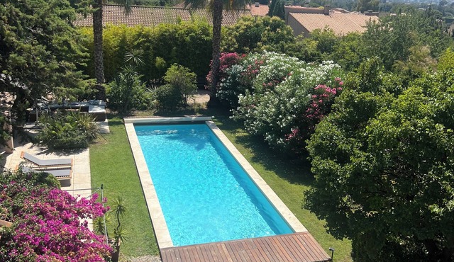 Villa with 2 pools, summer kitchen, well-tended garden, pétanque court