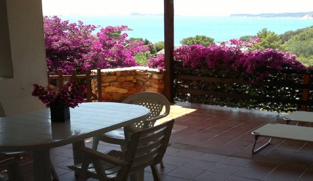 Villa with 2 terraces facing the sea and 2 steps from the beach!