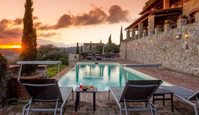 Villa with 20 beds divided into 5 apartments