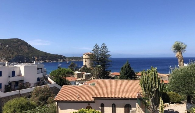Villa with a unique view over the bay of Giglio Campese