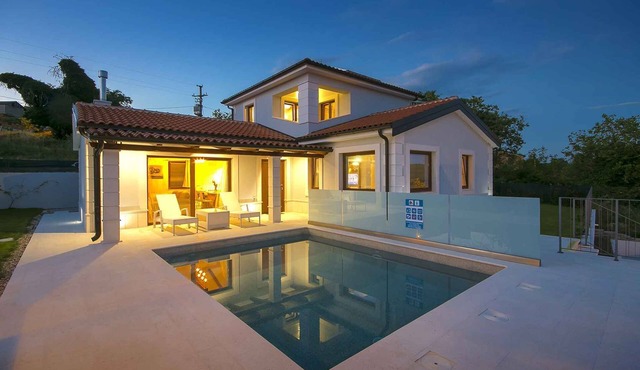 Villa with air conditioning and pool