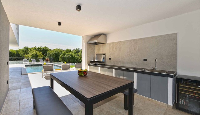 Villa with air conditioning and pool