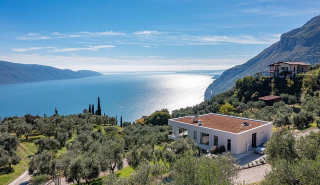 Villa with breathtaking views of Lake Garda