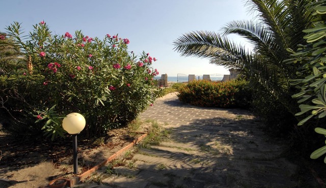 Villa with direct access to the beach between Catania and Syracuse