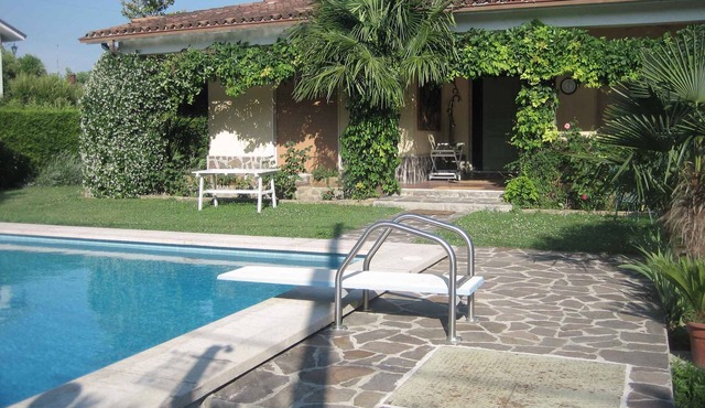 Villa with direct access to the lake
