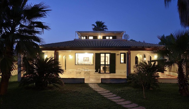 Villa with direct access to the fine sandy beach, garden and terraces