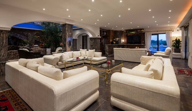 Villa with direct sea access