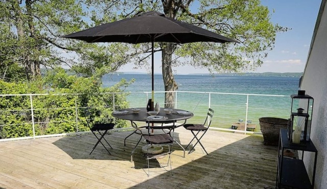 Villa With Direct Lake Access