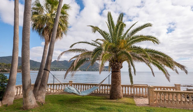 Villa with direct sea access