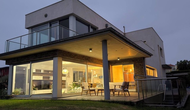 Villa with Endless Ocean Views · Stylish Host