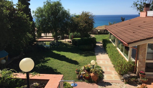 Villa with exclusive sea view and beautiful panoramic garden sleeps 11