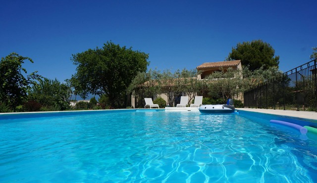 Villa with private pool on a large wooded plot in the Vaucluse