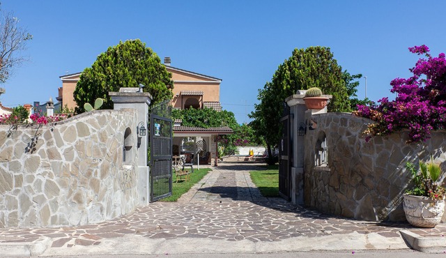 Villa with garden and children's pool, near beach, 5 bedrooms and 4 bathrooms, m707