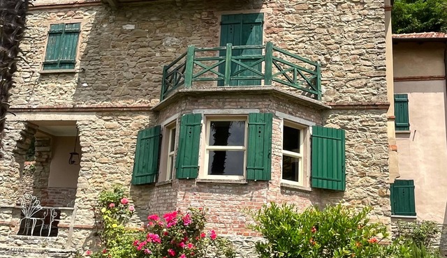 Villa with garden and pool. Unmissable view of the Langhe 200m from the village.