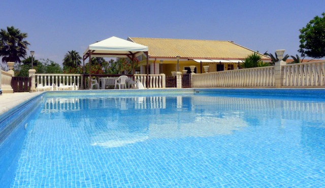 Villa with garden and swimming pool very close to the beach