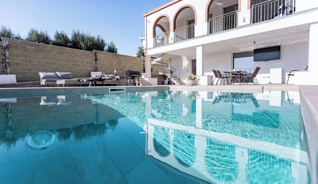 Villa with heated pool 2 steps from the sea