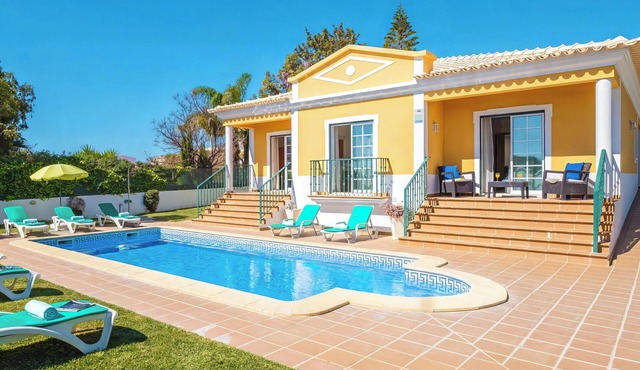 Villa with heatable pool and jacuzzi in Albufeira
