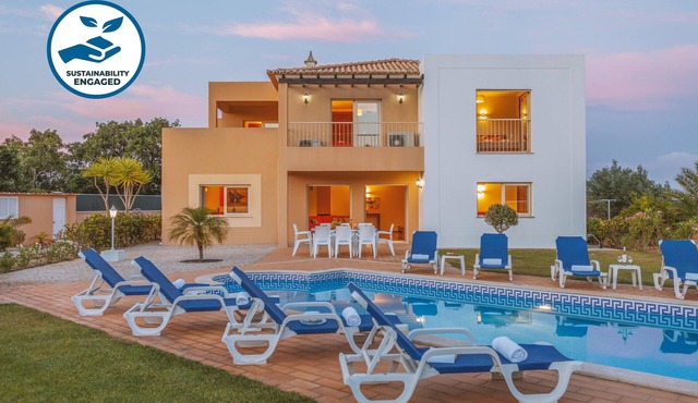 Villa with heatable saltwater pool in Galé